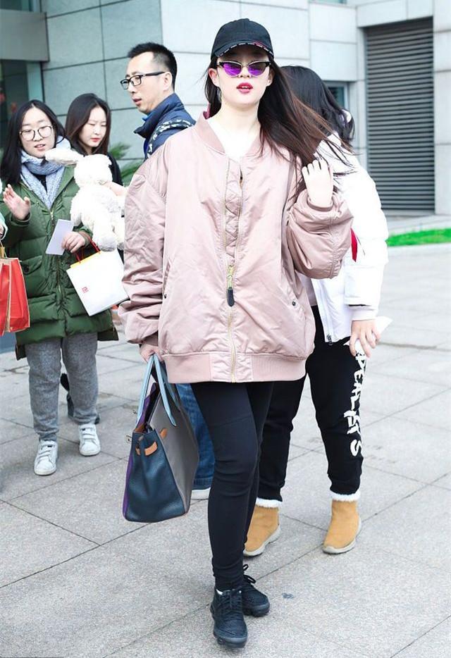刘亦菲和关晓彤机场同穿粉色大衣,一个一身仙