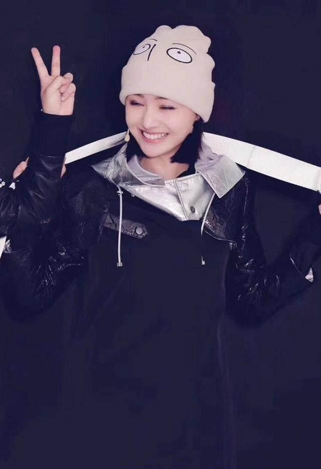 郑爽录制《这就是铁甲》 搞怪帽子加个性黑皮