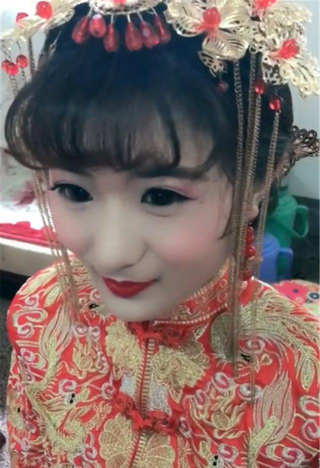 新娘本来挺漂亮,化妆师却把她的眼睛弄成大黑团,看着像纸人似的