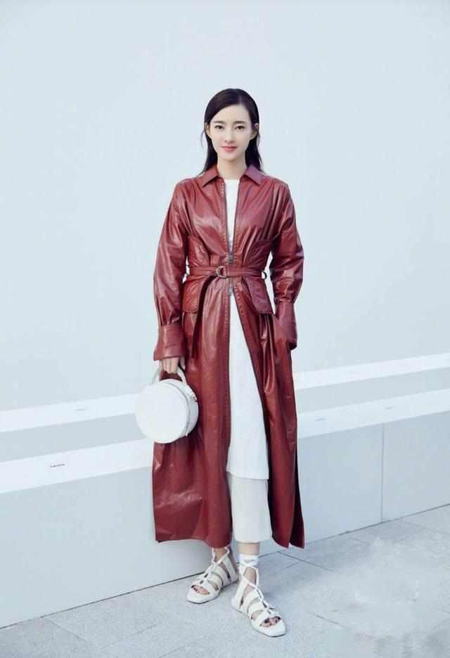 王丽坤参加活动,脚穿43码鞋子,网友:用卫生纸做的吧?!