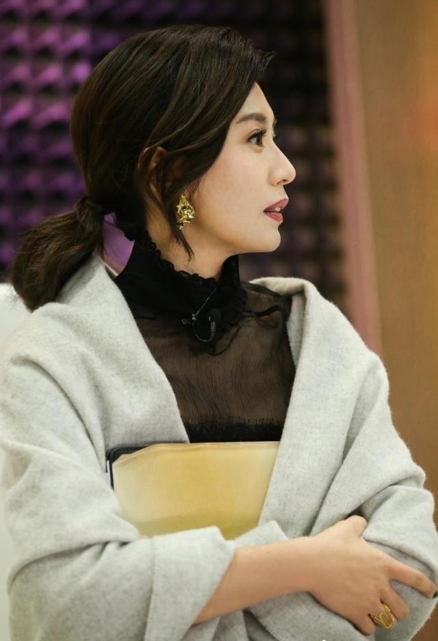 与2任丈夫生下3个女儿,她缘何会被小9岁的现任