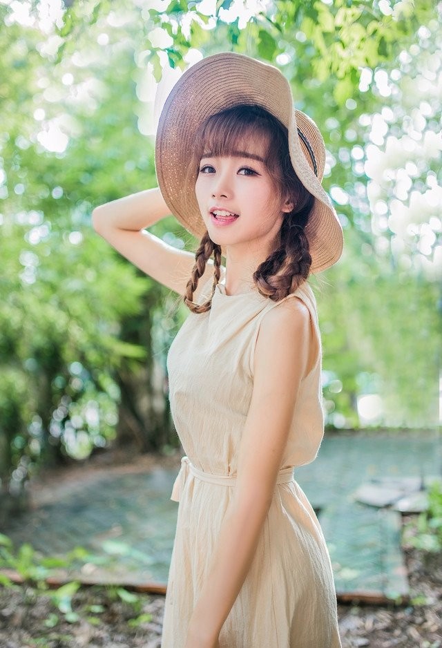 草帽长裙,清纯美女公园笑脸迷人,洋溢青春的颜色