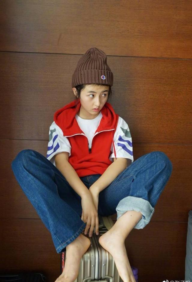 张子枫在微博上晒了一组相片!但我们只注意到她的脚!