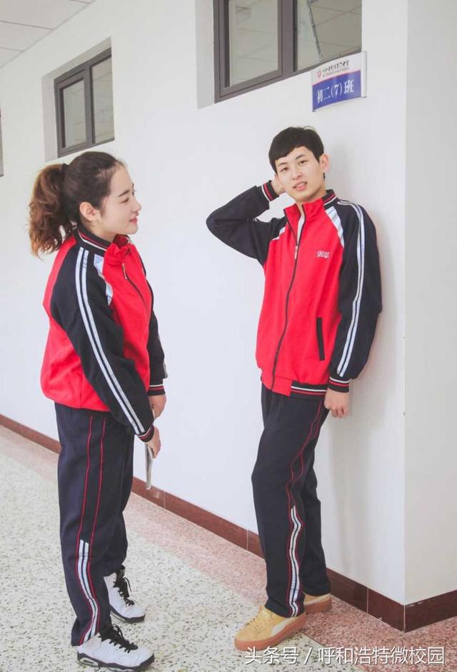 呼和浩特两学生再次穿上中学校服回味匆匆岁月