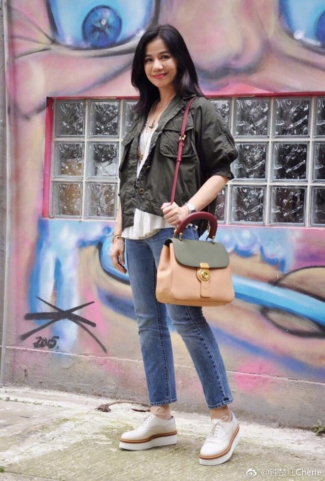 57岁钟楚红近照容颜不再, 曾经她是香港美人, 如今终于自然老去!