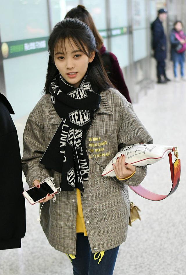 鞠婧祎素颜亮相气色佳遇镜头露出乖巧甜笑网友少女感十足