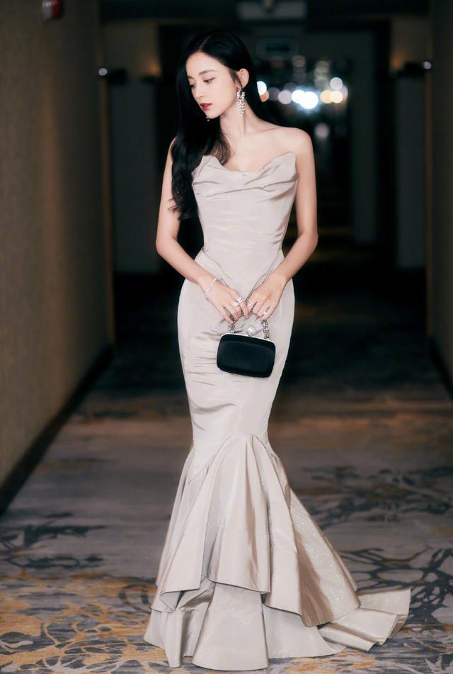 轻柔抹胸尽展妖娆好身材。古力娜扎鱼尾裙出席活动比美全智贤