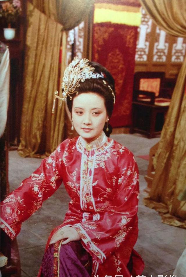 邓婕的王熙凤珍贵剧照几十张，太惊为天人了，无人超越