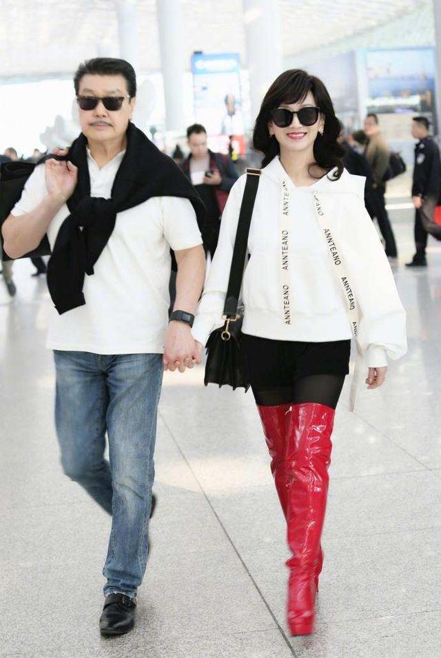 64岁赵雅芝真敢穿,黑丝袜配过膝长靴,难怪看起