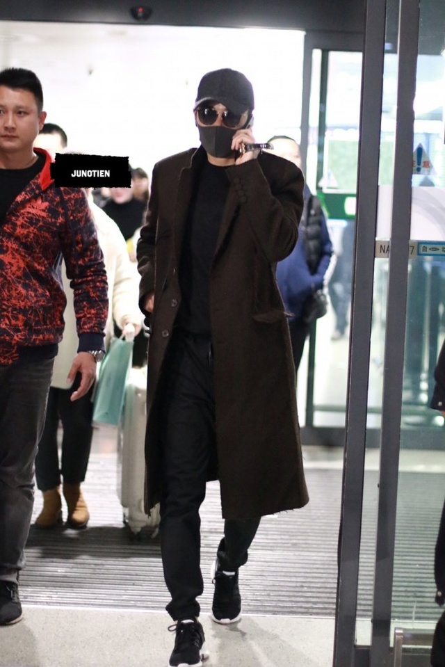 罗晋现身机场,唐嫣接机,两人衣品非常的高