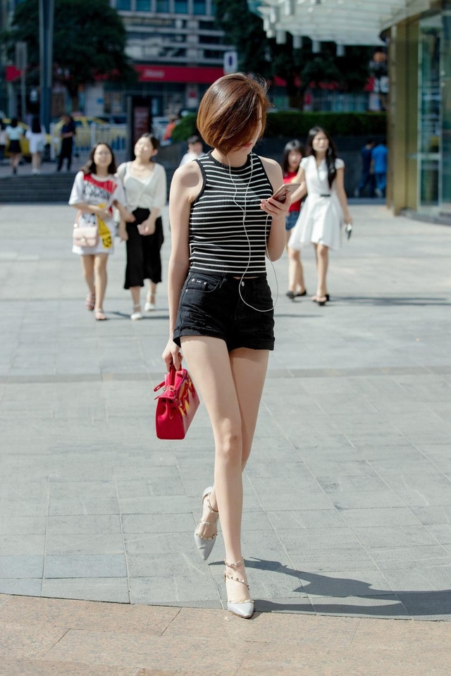 重庆街拍美女, 山城北城天街的美腿美女
