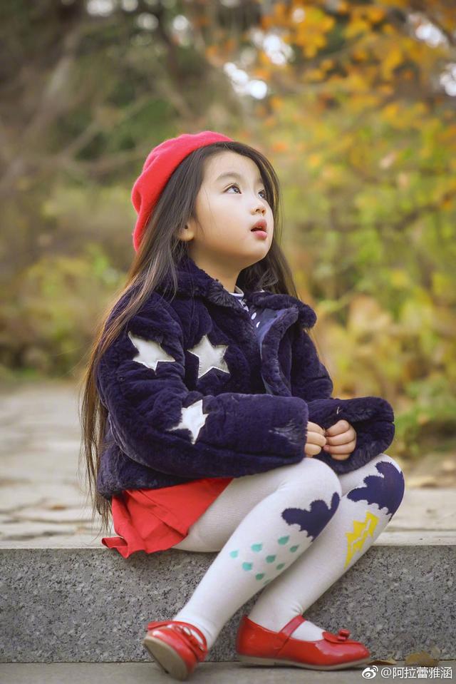 阿拉蕾崔雅涵最近美照,小小年纪长发及腰,大年