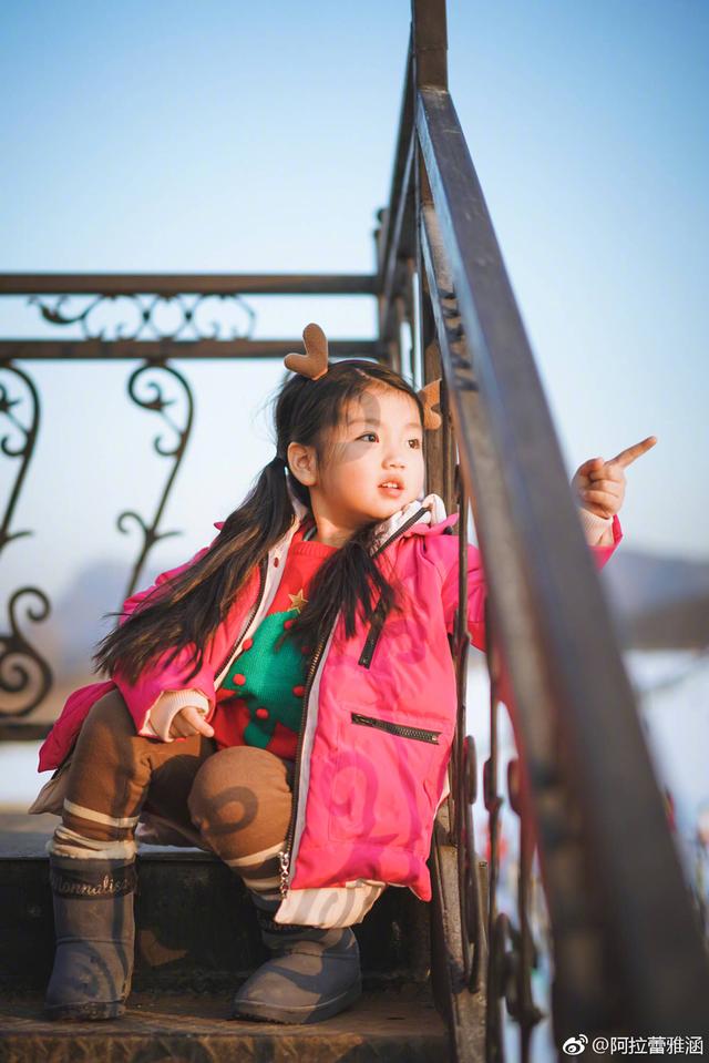 阿拉蕾崔雅涵最近美照,小小年纪长发及腰,大年