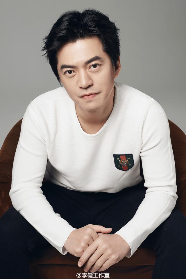 清华哥哥李健微博晒弹吉他,一张图评论区炸了