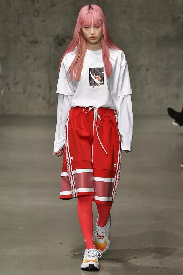 李宁在纽约时装周上放大招了，各位请坐稳扶好