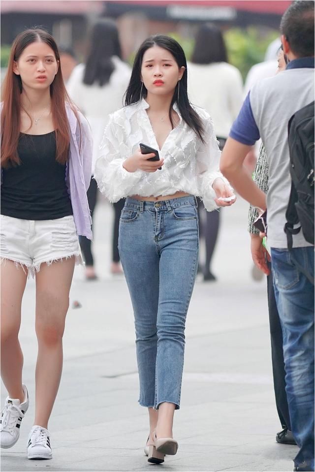 街拍:紧身的牛仔裤裤型非常好看很显身材,这样的美女清新又亮丽