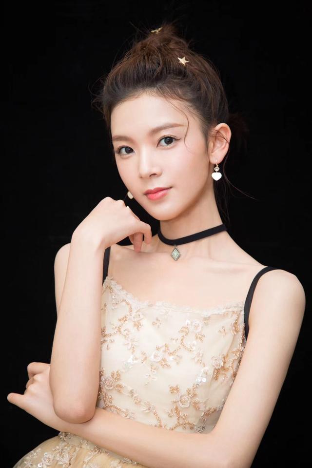 陈瑶嗯哼式小辫子出席时装之夜网友张显宗我牙疼