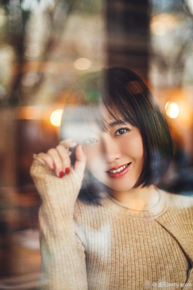 潘长江34岁女儿潘阳近照，美到让人窒息，四岁儿子是姥爷手中宝！