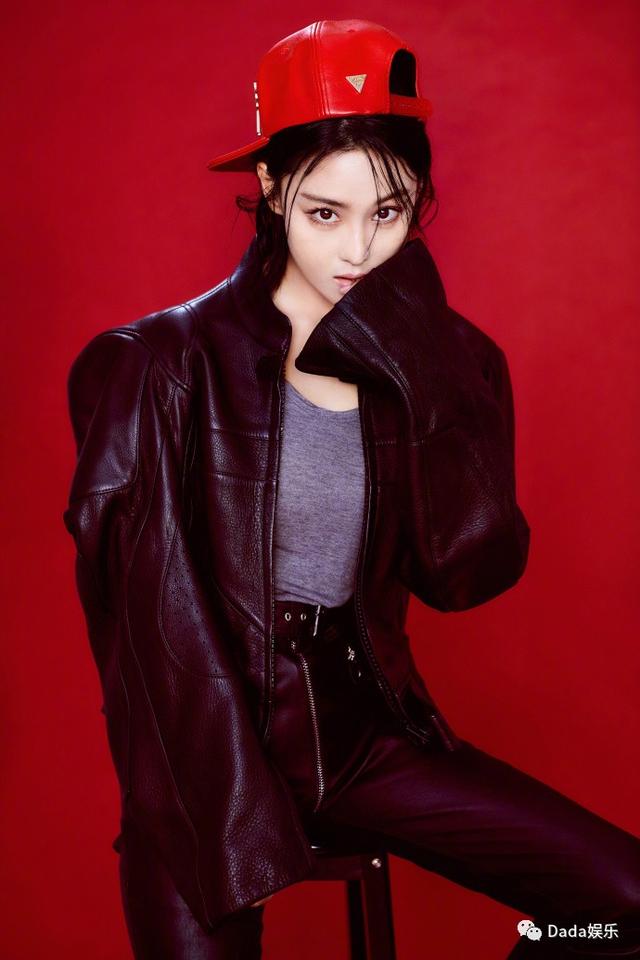 张馨予理发店连摆六表情直接撞脸范爷,佩服李