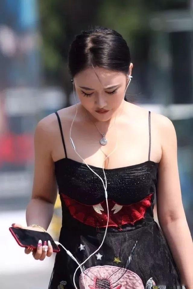 低胸吊带丰满女人感觉很不好，衣服快要被撑爆，曝光了咋办