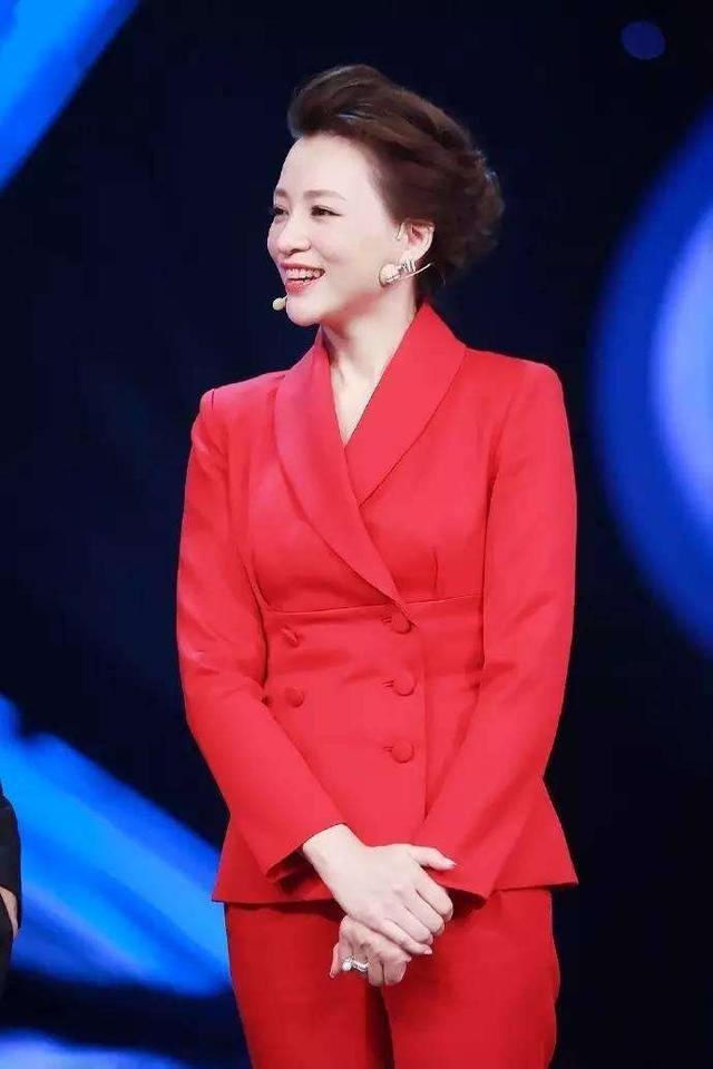 当董卿说到马东为晚会创作的节目时,刻意在"马先生的儿子"后面拖长了