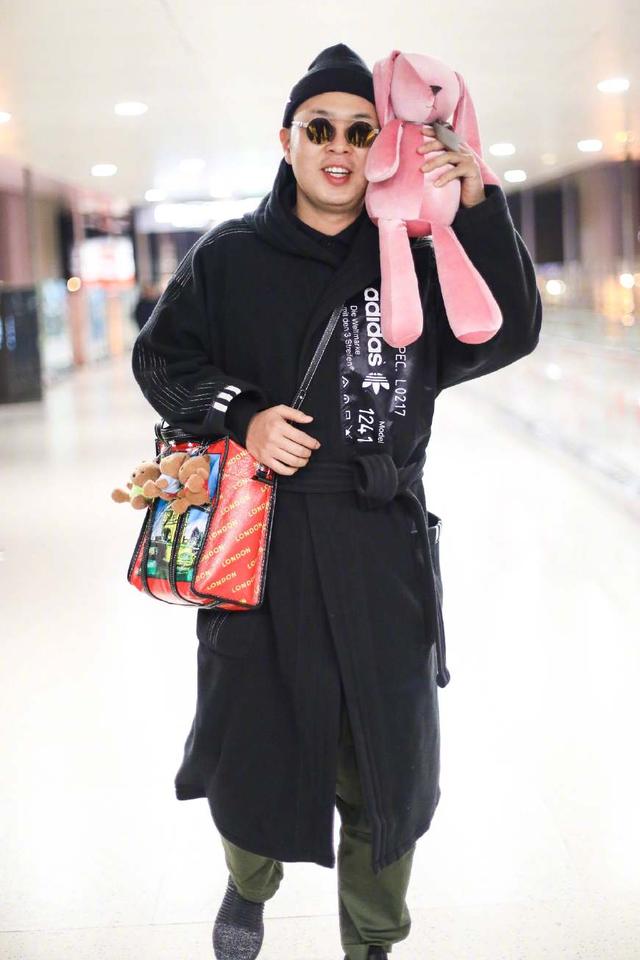 沈梦辰杜海涛机场街拍,杜海涛迷自信玩蛇皮袋