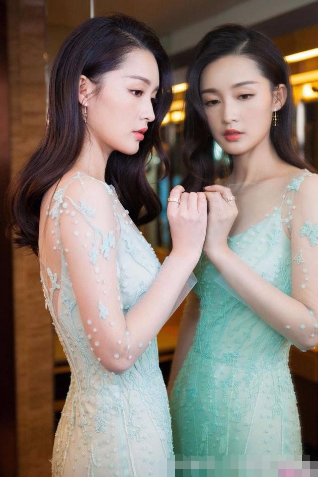 李沁超短群艳压群芳,唯独这发型造的像是换了人!