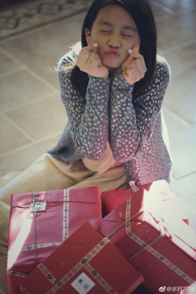 黄多多12岁生日礼物拆不停:涂指甲油,打耳洞,无