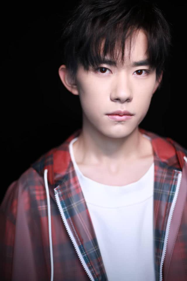 易烊千玺的照片