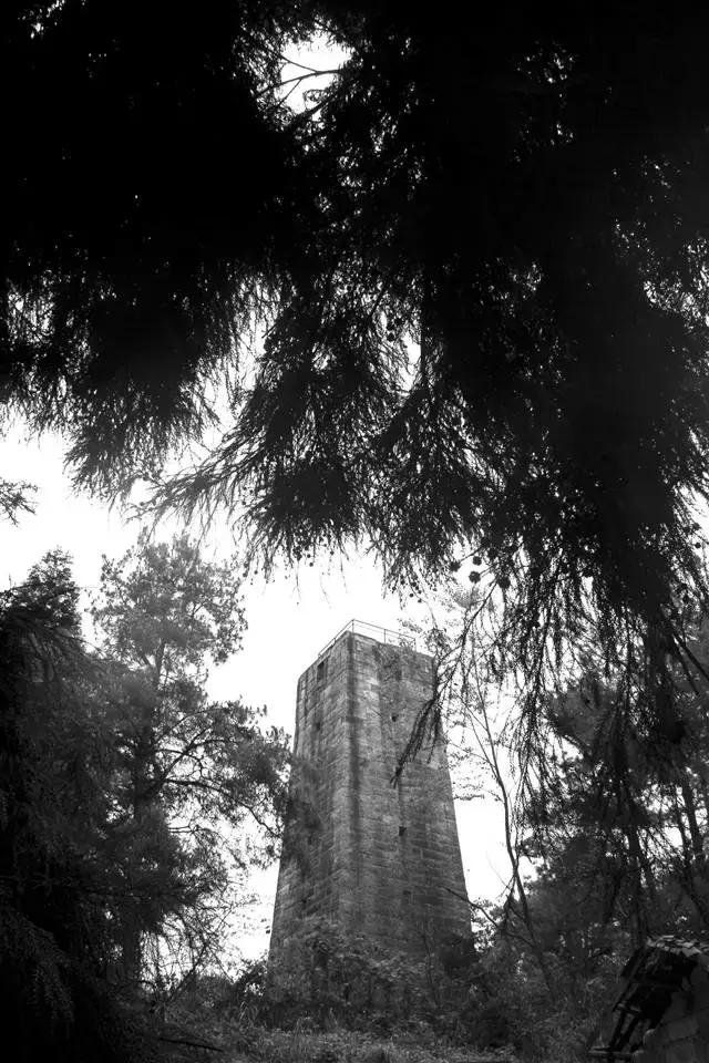 在重庆,也有一些这样破败的工厂,待你追寻久远