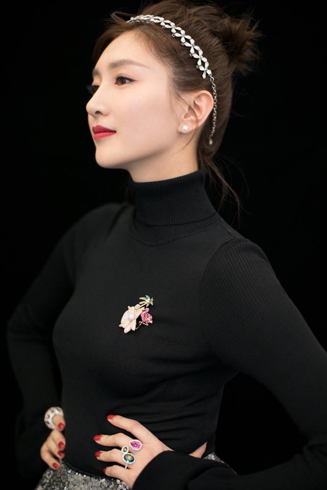 银色连衣裙咋这么好看,以前怎么没发现,江疏影