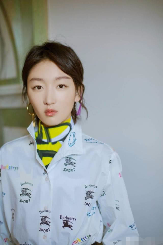 周冬雨现身Burberry秀场,衬衣西裤帅翻旁人!