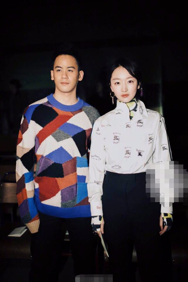 周冬雨现身Burberry秀场,衬衣西裤帅翻旁人!