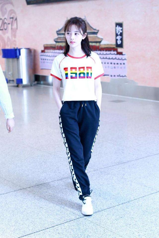鞠婧祎到底有多高？人群中放眼望去她最矮