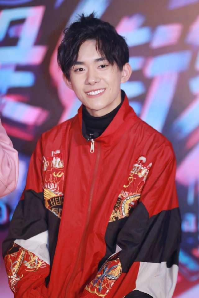 易烊千玺工作室晒街舞发布会照片, 网友: 没站子