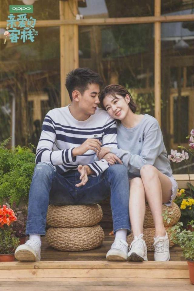 纪凌尘身穿蓝白条纹长款T恤搭蓝色牛仔裤,十分清爽,阳光帅气;阚清子身穿灰色套头卫衣搭白色短裤,简洁清新,舒适大方,上衣胸前的趣味图案更添几分童趣,双双踩着小白鞋,好一对清新的小情侣。 短发也可以很仙,阚清子这个编发很好看,宛如小仙女般美丽灵动~
