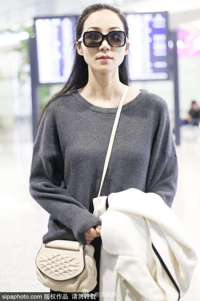 韩雪机场灰色阔腿裤套装休闲知性 一路低头变