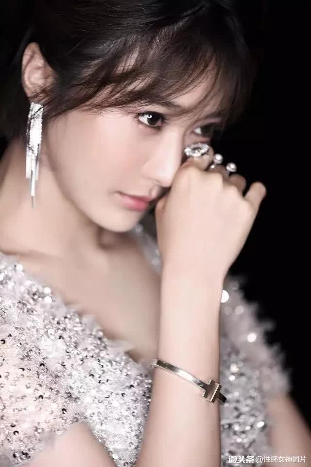 美女皮肤白皙细嫩,妆容高贵,让人看来大饱眼福