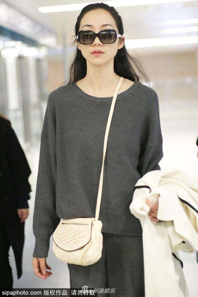 韩雪机场灰色阔腿裤套装休闲知性 一路低头变