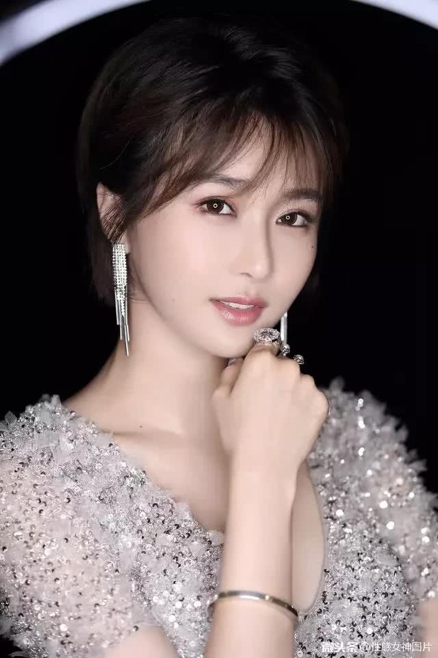 美女皮肤白皙细嫩,妆容高贵,让人看来大饱眼福