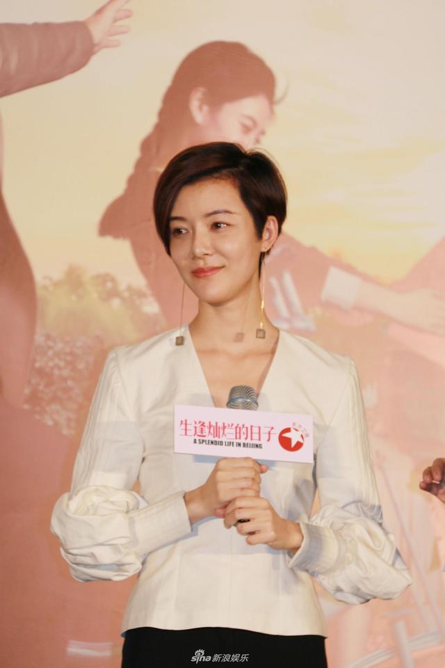 车晓穿深V领本以为很性感,没想到被排骨胸抢了