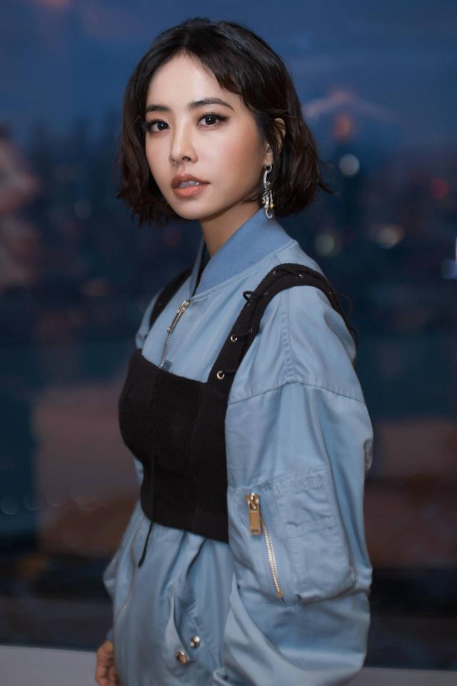 蔡依林重病初愈剪短发现身机场 依旧身材火辣