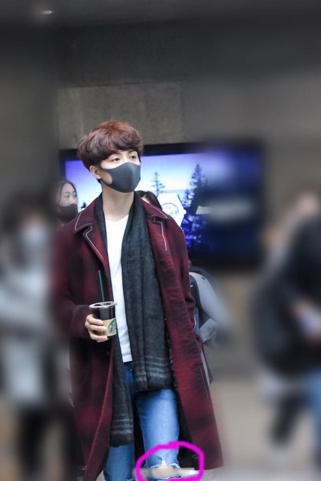 场照曝光一头红发很帅,然而裤子洞越来越大让