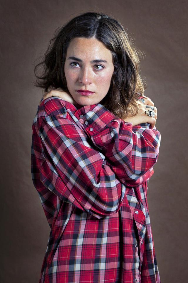 摄影师让女人们穿上亲人衣服,之后她们开始悲