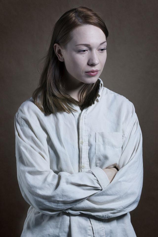 摄影师让女人们穿上亲人衣服,之后她们开始悲