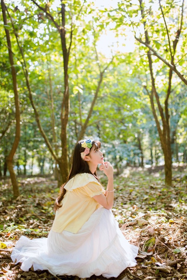 森林里那阳光照耀下的一个清秀美丽女孩!