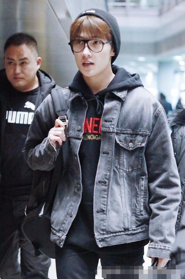 网友半夜偶遇杨洋蹲在路边，下蹲的姿势真是迷人