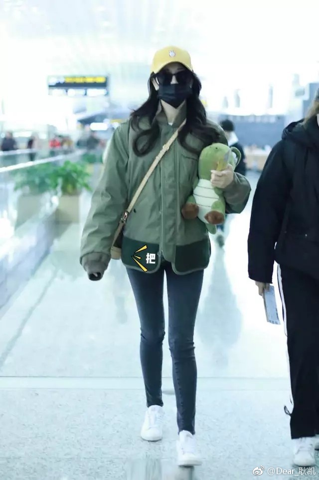 22日迪丽热巴现身长沙机场,就算裹得严严实实