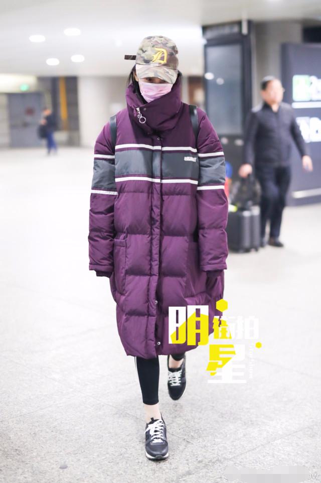 张馨予一脸憔悴,穿紫色羽绒服素颜现身机场 网