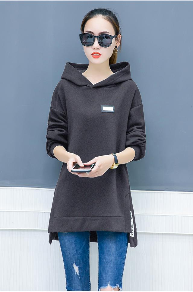 原来这样的中长款连帽卫衣搭配丝袜也可以这么